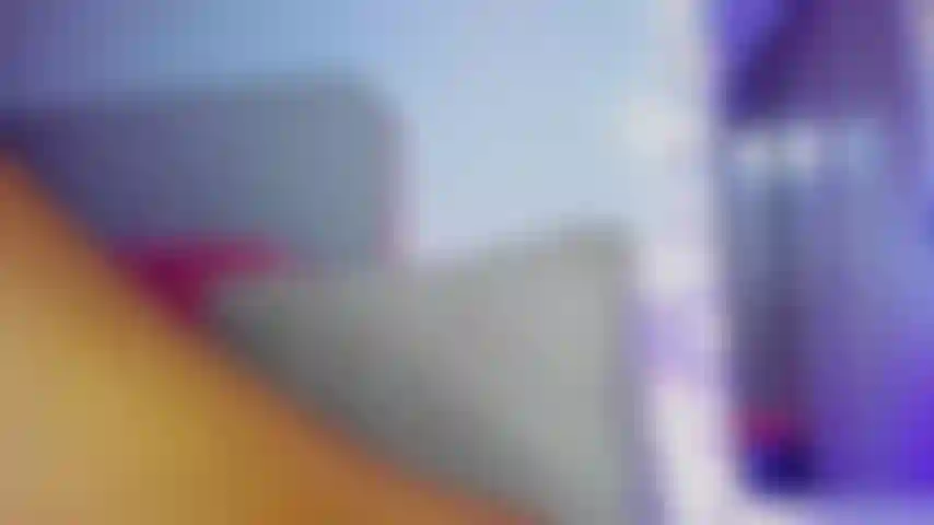 Striptease sexy, je vais te taquiner en mettant mes fesses dans ton visage, laisse-moi me déshabiller et te montrer où tu vas jouir, pendant que je baise ma chatte.