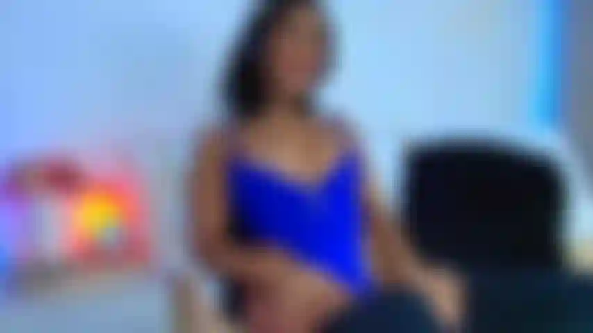 Te taquine, me déshabille, joue et crache sur mes seins, me rend très chaude jusqu'à ce que tu réussisses à me faire te chevaucher et à jouer un peu avec mon cul pour que tu deviennes très dur et que tu jouisses pour moi.