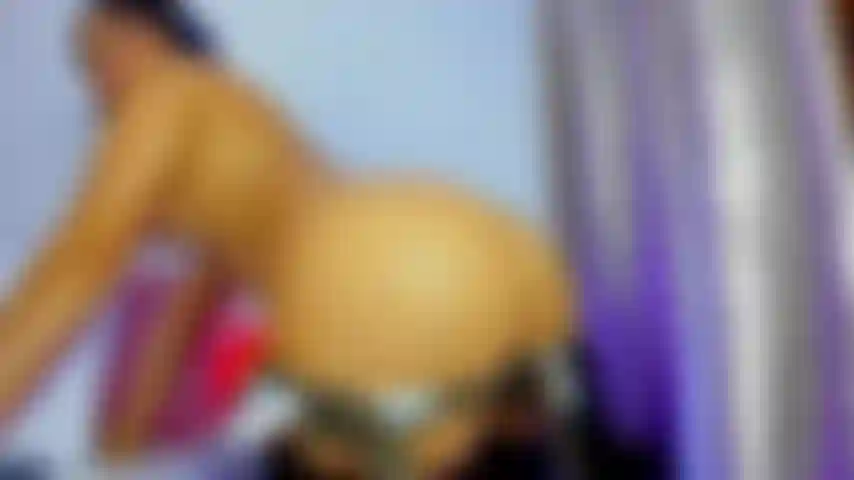 Secouant mon délicieux cul nu, je me donne quelques fessées en dansant.