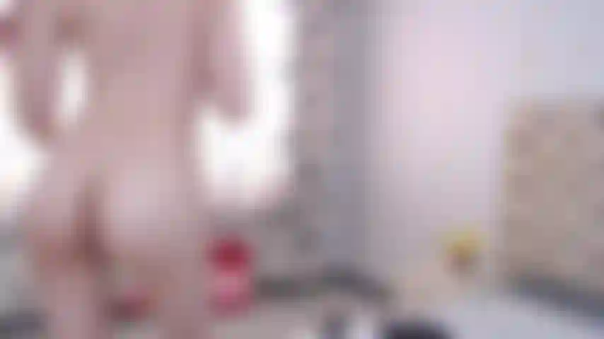 Une fille qui danse complètement nue en montrant tout son corps naturel.