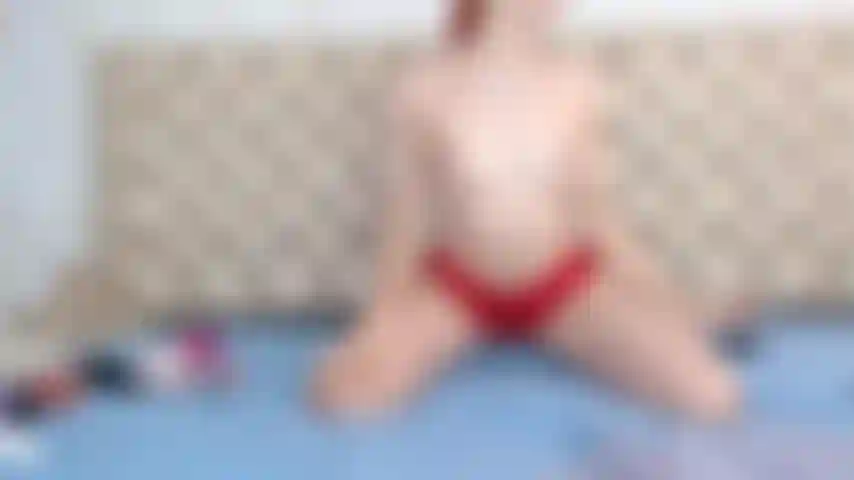 Masturbation nue en levrette.