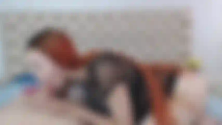 Une fille blanche qui fait une bonne pipe jusqu'au bout et devient si excitée qu'elle se doigte jusqu'à ce qu'elle jouisse.