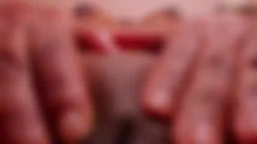 Pov jouant avec ma chatte sur ton visage.