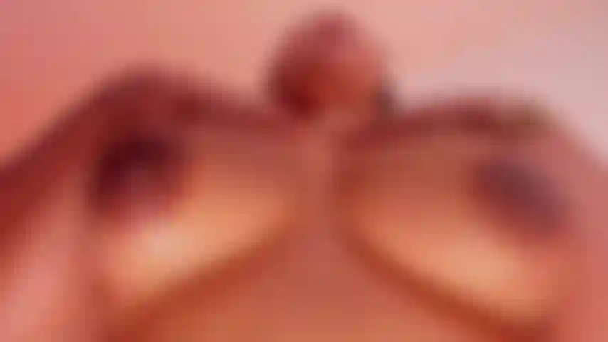 Je fais rebondir mes gros seins.