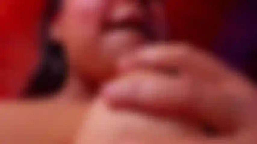 Je lèche mes gros seins pour toi !