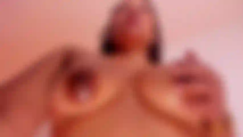 De la glace sur mes seins.