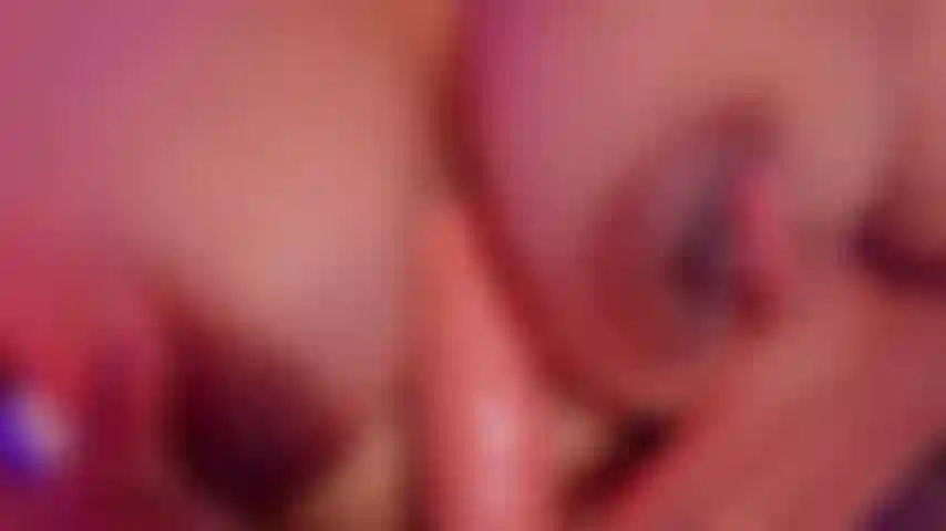 Je joue avec ta bite entre mes seins.