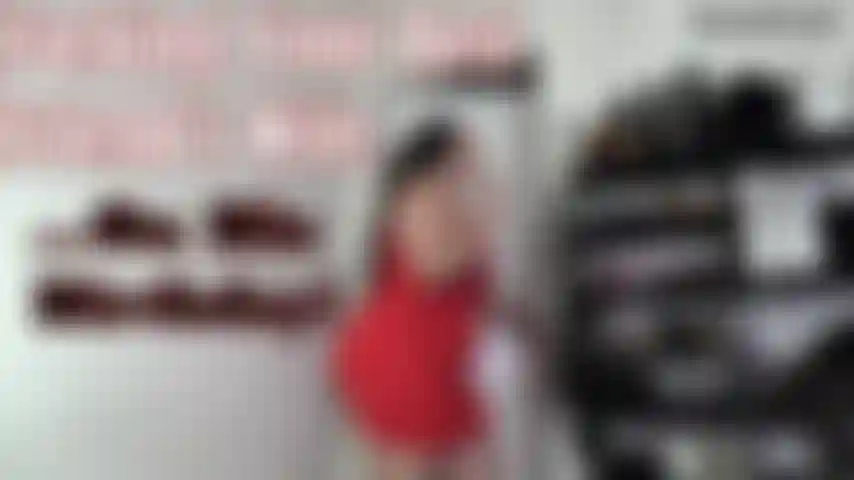 Je baise la femme de ton meilleur ami... Le jour de son anniversaire, la fête est sur le point de commencer dans 15 minutes quand je réalise que je n'ai pas encore emballé les cadeaux de mon mari. Je vais dans ma chambre et je te trouve déjà là, en train de te branler avec ma culotte ! Comment as-tu pu faire ça à mike, ton meilleur ami ?! Je savais que c'était bizarre quand tu as voulu nous aider à organiser la fête, tu ne fais jamais d'efforts pour aider qui que ce soit d'autre que toi-même. Te voilà derrick, en train de te servir dans la culotte de la femme de ton meilleur ami alors que tu étais censé fêter son anniversaire ! Tu es tellement mauvais... Mais je ne peux pas m'empêcher de regarder à quel point ta bite est belle avec ma culotte enroulée autour. Laisse-moi te montrer ce que je peux faire que ma culotte ne peut pas faire. Je me déshabille et me mets à genoux. Je sais que c'est mal, mais j'ai aussi secrètement fantasmé sur le fait de te baiser, derrick. Ta bite a même meilleur goût que celle de mike ! Je me demande si c'est mieux en moi aussi, laisse-moi juste m'asseoir dessus un moment. Oh mon dieu, c'est incroyable en moi ! Je deviens folle sur ta bite en disant des choses cochonnes sur à quel point c'est mal et pourtant à quel point c'est bon. Ma bouche peut sembler conflictuelle, mais mon corps n'hésite certainement pas à profiter de cette bite autant que je peux ! Laisse-moi me retourner, je sais que tu veux voir ce cul rebondir sur ton derrick. Je te laisserai même jouir en moi, je ne laisse jamais mike jouir à l'intérieur. Je ne peux tout simplement pas m'en empêcher avec toi ! ( Clip personnalisé, jeu de rôle de tricherie, jeu de rôle de tricherie, paroles cochonnes, fantaisie, robe moulante, robe moulante, strip-tease, queue de cheval, cheveux relevés, brune, yeux marrons, cheveux longs, maquillage léger, robe zippée, robe rouge, courbée, bbw, pawg, whooty, grosse, potelée, grande fille, fesses rebondies, gros cul, joues énormes, cul qui tremble, gros butin, face contre terre cul en l'air bj, bj tease, pipe, cowgirl, cowgirl inversée, équitation, équitation de gode, pov ride, gros seins, gros seins, frémissement, seins qui rebondissent, seins rapprochés, visage rapproché, jeu de chatte, gode blanc, bite de 7 pouces, cul de 53 pouces, seins de 44 pouces, seins 38dd, cuisses de 33 pouces, cuisses épaisses, chatte à bouche, encouragement au sperme, supplication de sperme, supplique de creampie, orgasme, éjaculation sur bite, scénario porno, femme solo, Spankdani, nue, nudité, explicite).