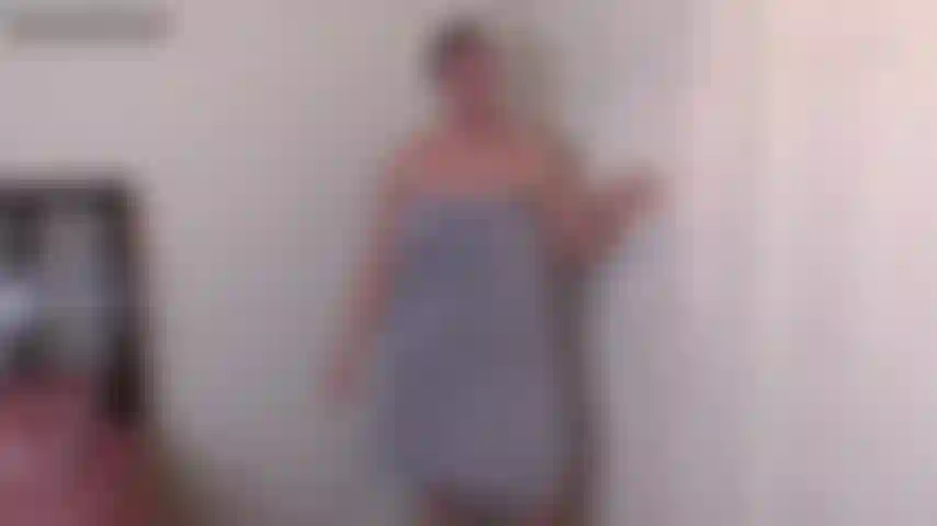 Belle-tante d'enf enfermée dehors : tu as essayé d'être sournoise et d'espionner ta belle-tante, mais tu t'es fait prendre tout de suite. Je suis absolument furieuse que tu aies tenté quelque chose d'aussi pathétique. Je veux dire, non seulement nous sommes de la même famille, mais tu es une petite idiote tellement perverse que tu ne verras jamais un corps magnifique comme le mien. Je te rabaisse sans arrêt jusqu'à ce que j'entende frapper à la porte. Ça doit être mon colis. Je vais le chercher et quand je reviendrai, tu ferais mieux de partir et de rester loin pour le reste de la journée. Je vais vérifier la porte et il n'y a personne. Je ne vois pas de colis et je suis sur le point de fermer la porte quand tu retires ma serviette et me pousses dehors. Tu verrouilles rapidement la porte avant que je puisse revenir, me laissant complètement nue dans le couloir ! Je commence à paniquer, mais heureusement, personne n'est là pour me voir. J'essaie frénétiquement d'ouvrir la porte et de frapper encore et encore. Je fais tout pour que tu me laisses entrer : je te crie dessus, je m'excuse pour ce que j'ai dit plus tôt, j'essaie d'en rire comme d'une blague terminée, mais rien ne te fait ouvrir la porte. Je n'arrête pas de secouer la poignée, de frapper et de regarder autour de moi pour m'assurer que personne n'est là. Je ne sais pas quoi faire, mais je vois quelqu'un arriver dans le couloir. Je panique, mais j'essaie de me retourner calmement et de me couvrir du mieux que je peux. Je leur demande de l'aide, mais ils ne disent rien du tout. C'est là que je remarque qu'ils m'enregistrent. Oh non ! Je ris nerveusement et me retourne pour tenter agressivement d'ouvrir à nouveau la porte. Je te supplie de me laisser entrer. Vas-tu enfin céder et laisser entrer ta pauvre belle-tante embarrassée ? ( Clip personnalisé, jeu de rôle, tabou, femme garce, enf, femme nue embarrassée, ronde, grande, épaisse, grosse, potelée, bbw, tatouages, tout naturel, cheveux relevés, chignon simple, pas de maquillage, ongles peints, serviette enlevée, enfermé dehors, pervers, espionnage, frétiller, secouer, demoiselle en détresse, a fait, suppliant, cul bombé, cul énorme, grosses joues, poche abdominale, rouleaux, gros seins, seins 38ddd, cul de 53 pouces, cuisses de 33 pouces, cuisses épaisses, stressé, crise de colère, vue du téléphone portable, vue des cuisses à la tête, gros plan des fesses, cul tremblant, frapper, poignée de porte qui tremble, vues multiples, brune, yeux marrons, Spankdani).