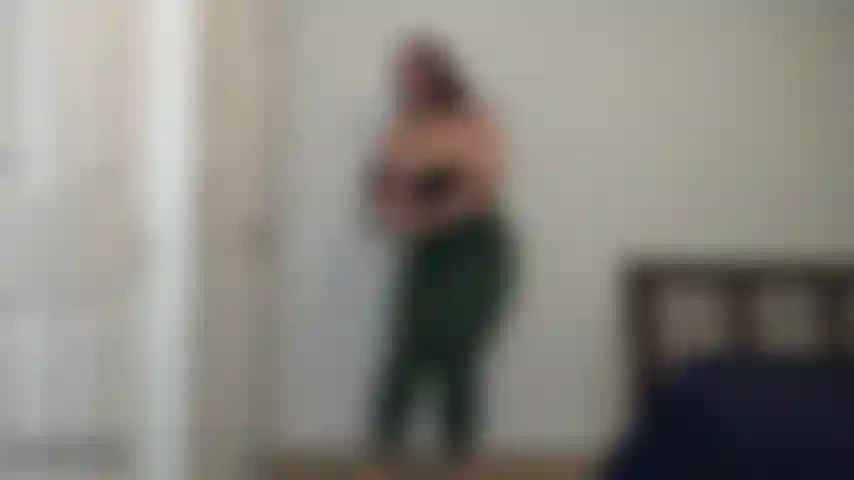 Une émission spéciale pour mon fidèle fan- oh anthony, je veux te taquiner avec mes courbes. Je danse pendant que je me déshabille. Je sais que tu aimes le plus mon cul et donc je le rapproche vraiment en te disant de commencer à me caresser. Je découvre lentement mes joues pour toi.