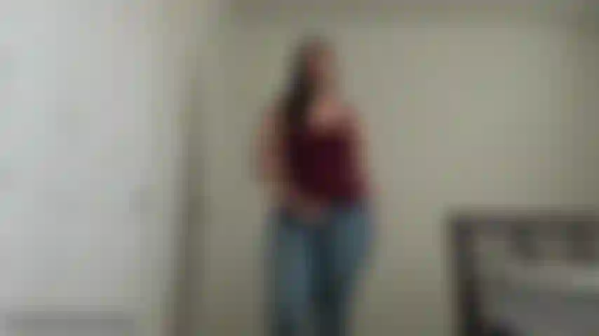 Joi applaudit avec un compte à rebours de sperme - je me déshabille, te taquine tout en te disant de te branler. Alors tu dois essayer de me suivre pendant que je te dis de caresser mon cul en applaudissant !