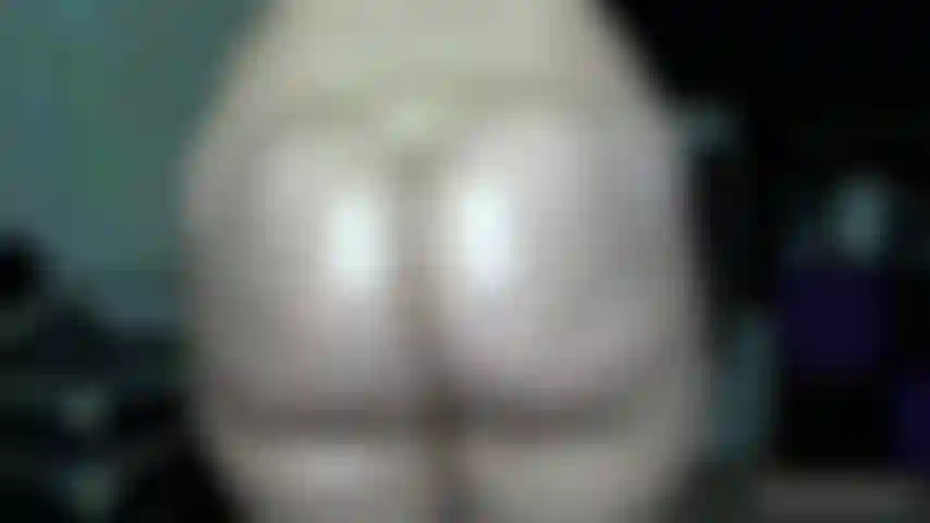 J'adore le gros cul: huile, applaudissements et serrage - je commence à applaudir mon gros cul avant de montrer mes joues fléchies. Te taquine avec mes fesses huilées et mes paroles cochonnes. Je montre alors mes muscles fessiers en serrant fort encore et encore. Tu ne peux pas détourner le regard !