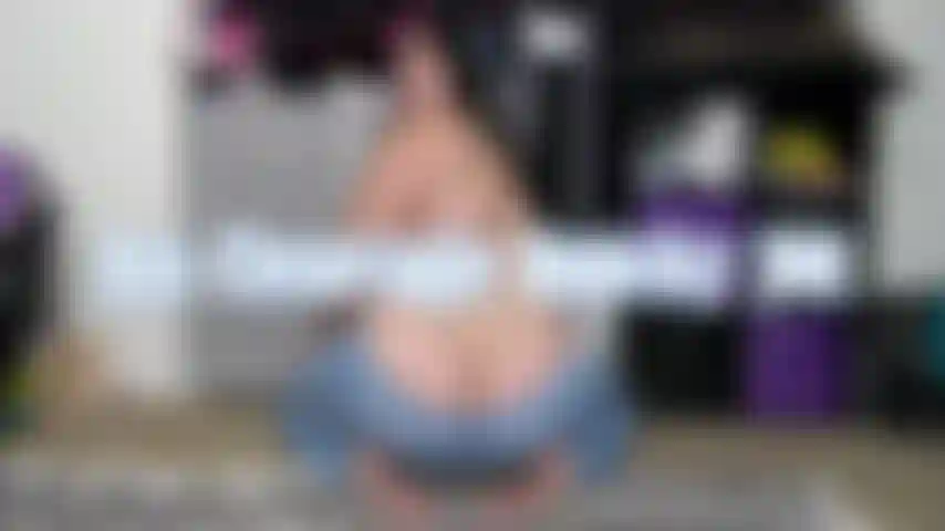 Ass cleavage quicky joi- tu aimes mon cul nu et en jean, alors je le montre à moitié dans un pantalon en jean moulant. Je veux que tu fasses ce que je te dis et te montre, en caressant ta bite sur mon gros cul. Ne jouis pas tant que je ne compte pas ! J'aime contrôler tes orgasmes.