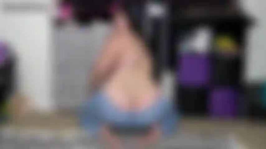 Ass cleavage quicky joi- tu aimes mon cul nu et en jean, alors je le montre à moitié dans un pantalon en jean moulant. Je veux que tu fasses ce que je te dis et te montre, en caressant ta bite sur mon gros cul. Ne jouis pas tant que je ne compte pas ! J'aime contrôler tes orgasmes.