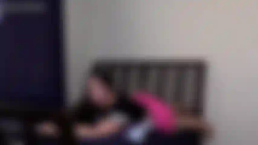 Je m'étire et je montre mon nombril. J'ai besoin de m'étirer pour me sentir mieux, je lève les bras et je me sens immédiatement bien. J'aime aussi la façon dont cela expose mon nombril. Je taquine mon nombril et je m'étire de différentes manières pour que vous puissiez le voir. Corps entier et gros plan.