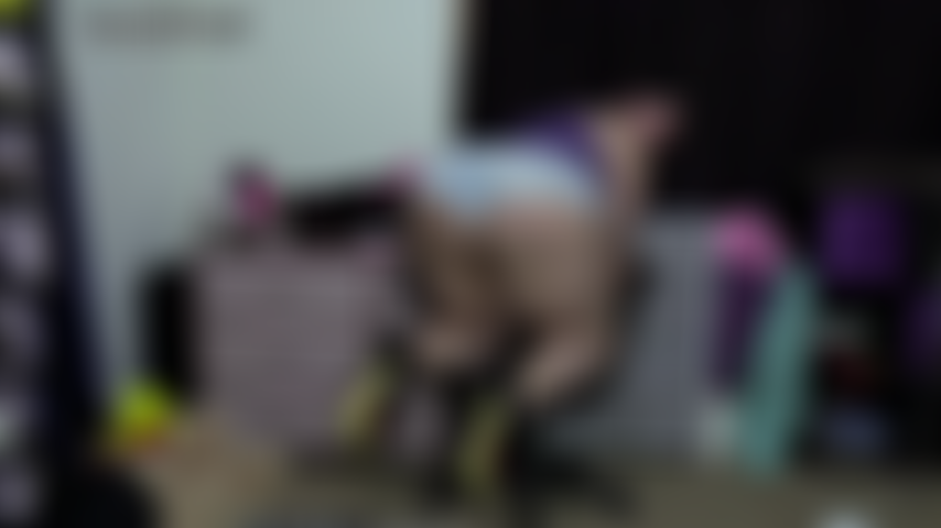 Gros cul, petit short : chaise secouant joi - dans ta position préférée avec un short en jean moulant couvrant à peine mes fesses et mes talons hauts qui pendent de la chaise, je te fais commencer à te toucher. C'est exactement la vue que tu veux et puis je commence à trembler et à faire rebondir mon gros cul pour toi ! Je peux bouger mon corps épais juste assez pour te garder en transe et à écouter chacun de mes mots. Les mouvements rythmés, ma voix sensuelle et ma tenue sexy te donnent juste envie de jouir sur moi. Ta main monte et descend sur ta grosse bite presque aussi souvent que mon cul tremble. Tes orteils se recroquevillent mais tu sais qu'un gros cul comme le mien mérite la plus grosse charge que tu puisses lui donner. Je t'encourage encore et encore à te caresser et à accumuler ce sperme pour moi. C'est exactement ce qu'un pervers comme toi veut, tu n'as rien d'autre en tête que la vue parfaite de mon cul et le doux son de ma voix. Peux-tu tenir tout le temps, c'est tellement difficile de résister à mes tremblements de fesses rebondies ! ( Clip personnalisé, paroles cochonnes, joi, encouragement à la branlette, encouragement au sperme, femme solo, fille épaisse, ronde, grosse, potelée, grande, fesses rebondies, gros cul, joues énormes, cuisses épaisses, pawg, whooty, bbw, pieds longs, penchée, vue en levrette, position en levrette, tremblement du cul, tremblement, tremblement du butin, cul rebondissant, twerk de grosses fesses, penchée sur une chaise, à genoux sur une chaise, cul de 53 pouces, cuisses de 33 pouces, tatouages, talons hauts, escarpins à talons aiguilles, talons fins noirs, shorts en jean, shorts courts, cul qui pend, débardeur, cheveux relevés, brune, regardant en arrière, yeux marrons, Spankdani).