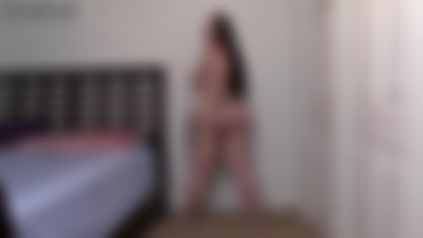 Un gros cul qui secoue, des paroles cochonnes pour un petit cocu - je veux te taquiner avec mon gros cul nu ! Je commence à te l'exhiber, complètement nue, et à le secouer pour que tu en profites. Tu dois t'habituer à le voir juste devant toi et à ne pas le toucher. Je ne te laisserai pas m'approcher avec ta petite bite. J'ai besoin d'au moins 25 centimètres pour me satisfaire ! Je continue à te parler salement pendant que je remue mon énorme cul. Te disant comment tu pourrais peut-être être mon cocu et me regarder prendre ces grosses bites que j'apprécie tant. Au moins tu pourras entendre mes gémissements de plaisir et me voir me faire baiser de toutes les manières. Je te fais ensuite te rapprocher pendant que je me penche et continue de trembler. Je te raconte une de mes premières expériences avec une grosse bite et comment cela m'a excitée aux grosses bites uniquement. Peu importe si une grosse bite me déchire et m'étire, j'adore ça ! Bien mieux que de ne pas pouvoir sentir une petite bite comme la tienne. Tu ne peux toujours pas en avoir assez de moi, es-tu prêt à être mon cocu et à me regarder prendre une grosse bite ?! ( Clip personnalisé, adoration du cul, discussions sales, discussions fétichistes, sph, cocu, cocufiage, humiliation de petit pénis, nue, nudité, tout naturel, tatouages, fille tatouée, femme solo, grande fille, bbw, courbée, potelée, pawg, whooty, cuisses épaisses, grosses fesses, cul énorme, fesses rebondies, cul tremblant, twerk, twerking, jiggling, secouer le cul, applaudir les fesses, applaudir les joues, pieds nus, ouverture du cul, vue du trou du cul, vue de la chatte, debout droit, vue de dos, position en levrette, brune, yeux marrons, rouge à lèvres rouge, lèvres foncées, maquillage, cheveux longs, cheveux raides, cheveux jusqu'aux fesses, grosse, cuisses de 33 pouces, seins de 44 pouces, cul de 53 pouces, seins de 38dd, narration, histoire coquine, taquineries, Spankdani).