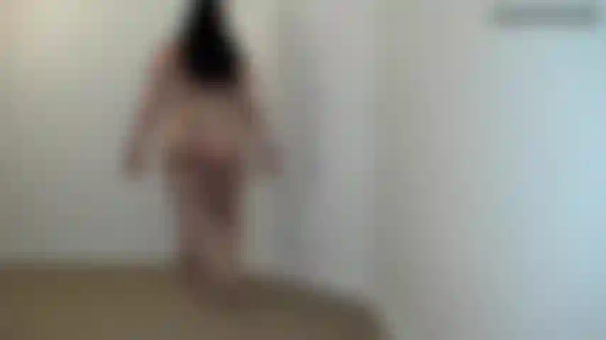 Un cul huilé qui marche et qui parle salement - avec mon cul tout brillant, je marche d'avant en arrière, secouant mes grosses joues. Je te taquine avec mon langage cochon et t'encourage à caresser. Attends que je te dise de jouir ! Je profite juste de mon cul qui bouge à chaque pas. Complètement nue.