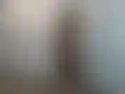 Je pose pour un pervers - j'entre et pose penchée pour que vous vous branliez. Jambes écartées puis jointes. D'abord en short et haut de bikini, puis en string une pièce et huile. Tous les deux en talons hauts !