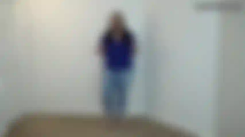 Une soirée de chantage : dani dansant humiliant - je suis invitée à une fête, puis soumise à un chantage pour porter un minuscule string. Je suis humiliée car ils se moquent de moi et me font marcher. Je montre mon corps, je danse et je fais même des sauts avec écart ! J'ai tellement honte !