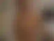 Marche, saute et twerk- je marche avec mes talons hauts, puis pieds nus, d'avant en arrière comme un podium. J'enchaîne ensuite avec des sauts avec écart sous tous les angles, menant à un final de twerk !