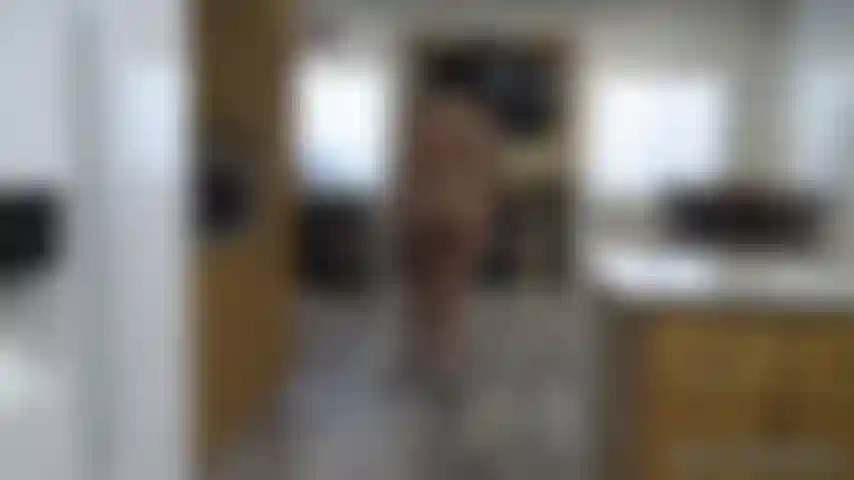 Marchant nue et twerkant - je commence dans mes talons, marchant d'avant en arrière. Puis je les enlève et continue à balancer mes hanches pendant que je marche. Je fais encore plus trembler mon corps en claquant des fesses et en twerkant.