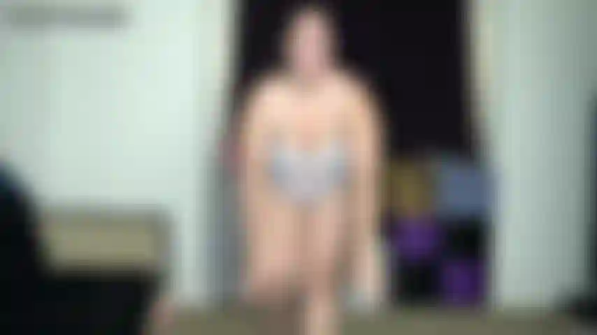 Bubble butt vs beach balls - je teste mes nouveaux ballons de plage en y posant mon gros butin. Les derniers n'ont pas duré, mais peut-être que ceux-ci ne s'ouvriront pas. Ils durent, mais commencent à se dégonfler lentement. Je les gonfle et continue de faire rebondir tout mon poids dessus.