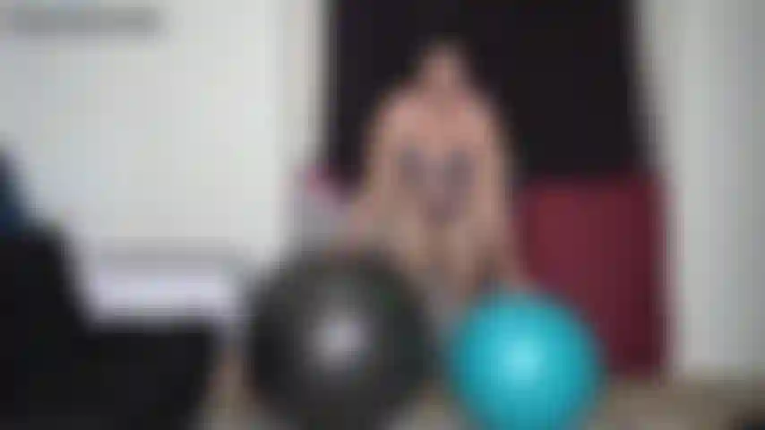 Grosse balle de yoga bbw booty rebond - j'ai trouvé une balle encore plus grosse sur laquelle faire rebondir mes grosses joues. Cette fois je n'ai pas à me retenir car elle devrait pouvoir supporter tout mon poids. Je le teste uniquement avec mon ensemble soutien-gorge et string calvin klein pour voir mes joues.