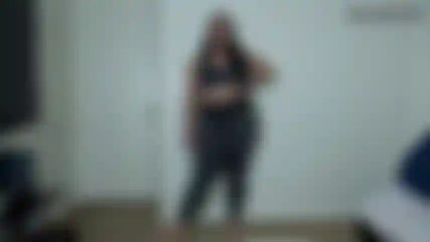 Strip tease d'adoration du cul joi - tu sais que j'aime te dire quoi faire darryl et je sais à quel point tu aimes mon cul. Profite de mon cul dans mes leggings, mon string puis nu pendant que je te dis comment caresser. Regarde et fais ce que je dis. Ne jouis pas avant que je compte à rebours !