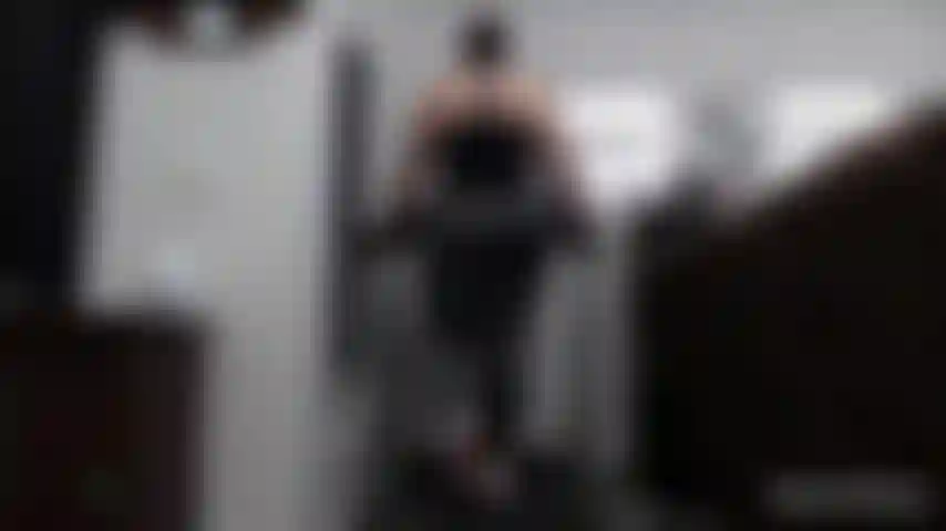 Un tapis roulant big booty taquinant l'adoration - regardez-moi marcher à différentes vitesses en leggings, puis baissé pour montrer un string. Je passe en vue rapprochée et je fais de même. J'enlève même le string et l'étale pour taquiner encore plus à la fin !