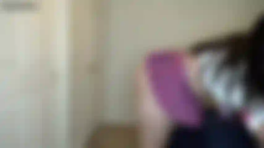 Upskirt pov mène à une masturbation mutuelle - je me penche dans ma petite jupe sans culotte pour chercher mes clés, vous donnant une vue imprenable. Je cherche longtemps et puis je te remarque enfin. Je me déshabille et commence à me masturber, vous encourageant à vous caresser aussi !