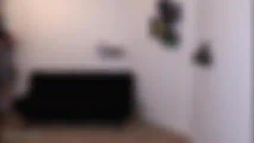 Un étudiant domine le professeur pour le poste d'assistant. Je débarque dans ton bureau pour te demander pourquoi tu m'as refusée. On sait toutes les deux que je suis la meilleure candidate, alors qu'est-ce qui te fait croire que tu peux refuser ? On verra bien, je me déshabille pour révéler une petite tenue sexy. Essaie de dire non maintenant. Tu dois juste être intimidée par moi parce que je peux te dominer. Tu le nies, mais ensuite je m'approche et te pousse au sol. Maintenant c'est mieux, c'est moi qui commande à partir de maintenant. C'est la vraie raison pour laquelle tu m'as refusée, n'est-ce pas ? Tu n'aurais tout simplement pas pu me résister même si on passait tout ce temps ensemble. Mais c'est là que ta place est, avec moi qui te contrôle à tous points de vue. Je sais que tu es à moi maintenant. Je peux faire tout ce que je veux de toi, comme caresser ta bite pendant que je te taquine avec mon corps et tu ne peux pas m'arrêter. Tu ne veux pas. Je peux attraper ton cou, te mordre, cracher dans ta bouche et te faire jouir dans ton pantalon. Après avoir "fini" avec toi, je prends mon téléphone et prends une photo. C'est juste au cas où tu essaierais de me résister à nouveau. C'est moi qui commande maintenant et j'obtiendrai tout ce que je veux de toi, compris ? ( Clip personnalisé, jeu de rôle pour adultes, jeu de rôle d'étudiante-enseignante, étudiante, taquinerie, tongs, sandales compensées, robe enlevée, minijupe, haut court, grande culotte, cheveux longs lâchés, brune, cheveux naturels, yeux marrons, maquillage, rouge à lèvres, lèvres rouge foncé, pov, branlette simulée, paroles cochonnes, domination féminine, domination féminine, chantage, orgasme encouragé, femme solo, grande fille, bbw, potelée, grosse, cuisses épaisses, grosses fesses, fesses rebondies, grosse poitrine, gros seins, cuisses de 33 pouces, seins de 38ddd, cul de 53 pouces, tatouages, femme tatouée, Spankdani).