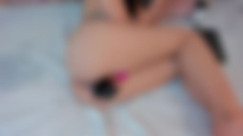 Je joue avec mon cul et je me fais avoir le meilleur orgasme jusqu'à ce que je mouille mon lit.