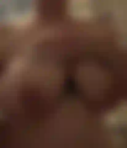 Lavage de seins savonneux.