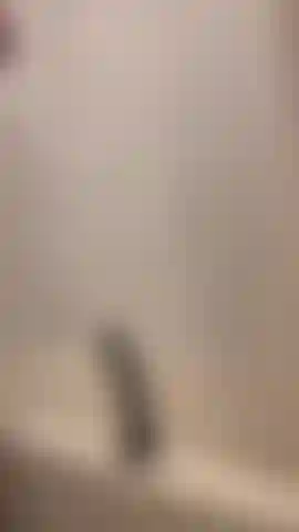 Je m'amuse dans la salle de bain.