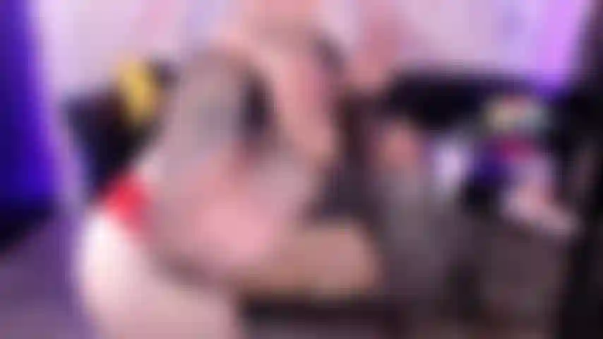 Une fille qui fête son anniversaire.