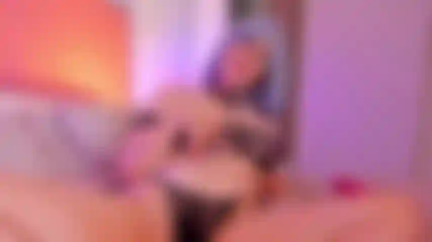 Jeu de chatte humide + cul rebondissant.