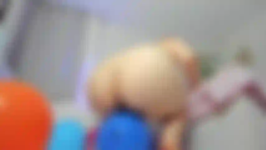 Qui fait exploser des ballons avec mon gros cul.