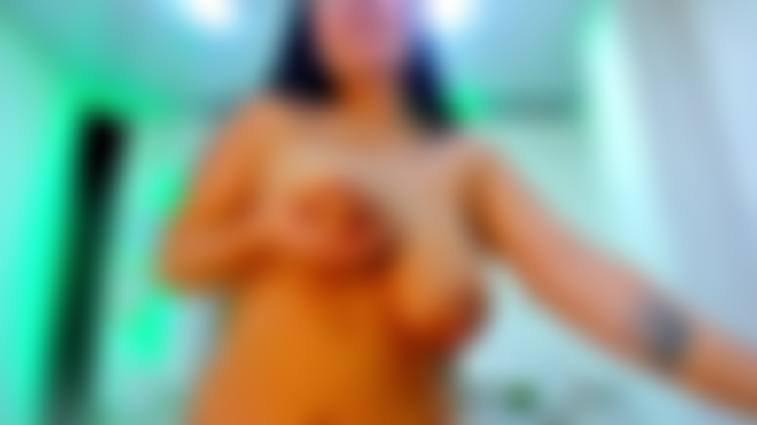 Une grosse baignoire aux seins veut que vous profitiez de son trou du cul.