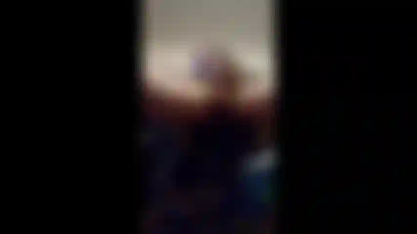 Caressant ma bite avec une grosse éjaculation.