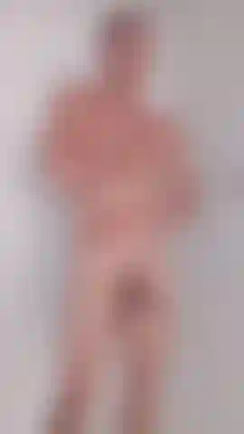 Sous cette douche avec une compagnie sérieuse.