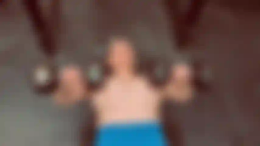 Entraînement · séance de musculation matinale — développés avec haltères seins nus dans la douce lumière du matin. Vrai entraînement, vraie moi, sans filtre. #Workout #topless #mature.