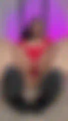 Ta langue appartient sous mon talon, pas dans ma chatte. Cette vidéo est une leçon à ta place : regarder mon corps en bikini te dominer pendant que je dégrade ton excitation inutile. Tu supplieras pour lécher, mais je te laisserai niée, dégradée et suintante pour mademoiselle gigi fox, qui sait que tu n'en es pas digne. # Pieds #femdom #bbw #bikini #tease #talons #déni #talons sales #ébène.