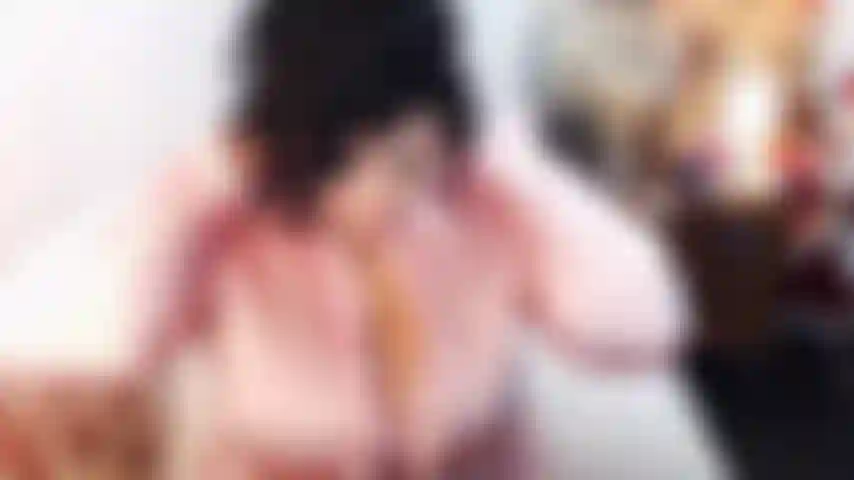 La parfaite titty tease ! Vêtue d'une chemise en satin, d'un soutien-gorge sexy et taquinant ta jeune bite mariée à souffler sur mes beaux gros seins naturels matures :))) enjoy @.