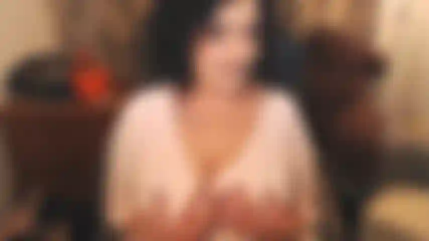 J'aime la bite mariée, j'aime voir des alliances, pendant que tu te faufiles sur son dos pour me branler ta bite, partout sur mes merveilleux seins matures. Vous pouvez avoir des relations sexuelles mariées, mais c'est tellement ennuyeux, n'est-ce pas ? Donne-moi cette charge de sperme mariée puis vas-y !