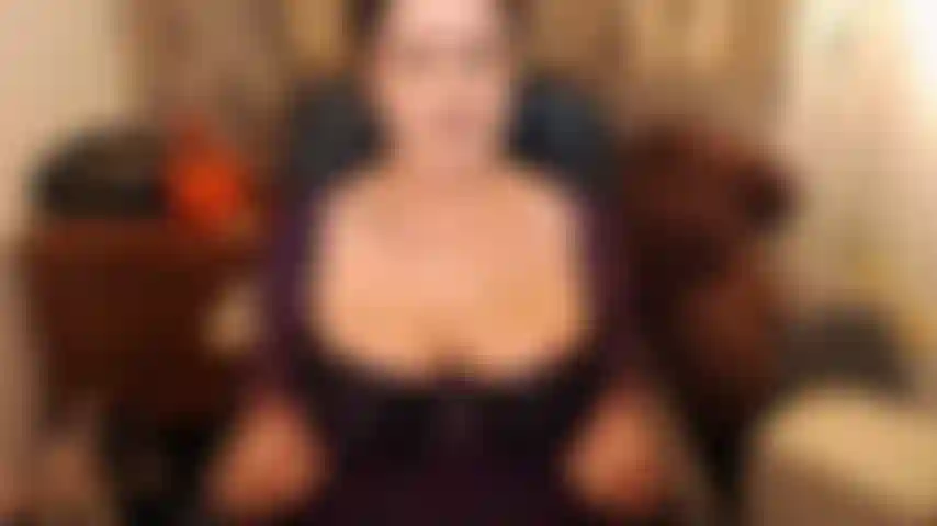 J'adore sucer des bites. Non, pas pour ton plaisir seulement, mais le mien. Regarde-moi seins nus, profitant de chaque centimètre, de chaque seconde. Sloppy, crachant, baveux, riant partout sur ta bite, bâillonnant, léchant, sirotant, reniflant, gémissant, rotant puis riant à nouveau :))).