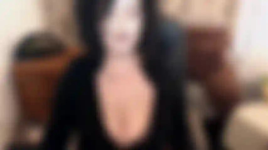 S'il y a quelque chose sur lequel vous pouvez faire confiance à mon sujet, c'est mon honnêteté :) vous avez des questions sur la taille de votre bite ? A propos de ton apparence ? Tu te demandes si tu es nulle ? Demandez-moi n'importe quoi mdr, nous allons nous amuser seins nus. Je suis tellement sexy quand je ris de toi :).