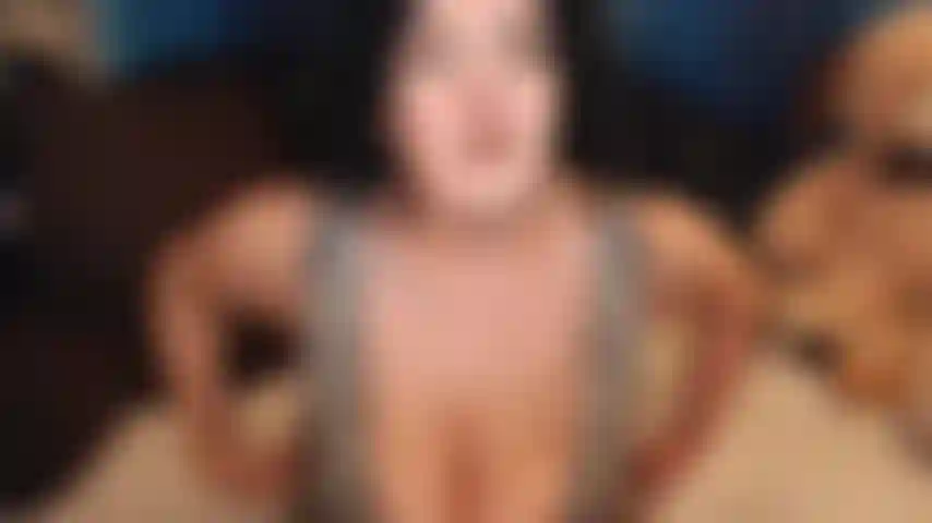 J'enlève ma robe, je suce ta bite avec beaucoup de salive qui coule sur mes gros et magnifiques seins, puis j'escalade lentement mon corps sexy sur toi et je chevauche. Pas une chevauchée de cow-girl, mais toute pliée sur ton corps pour que tu puisses sentir mon ventre doux, mes seins sur toi.