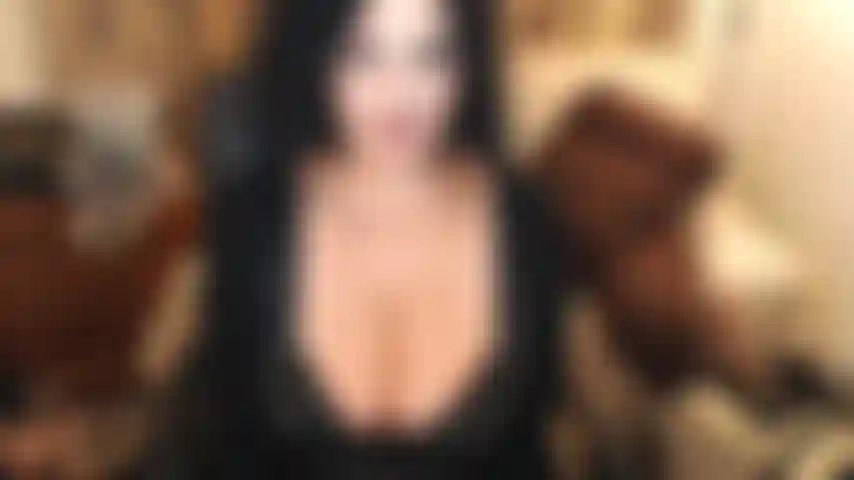 Toine a hâte que sa copine sorte. Il l'aime mais mes seins sont tellement plus gros que les siens et hypnotisent sa jeune bite. Mon décolleté fait le tour, le crachat, les propos grossiers, ma voix l'encourageant à bord, bord et bord :))).