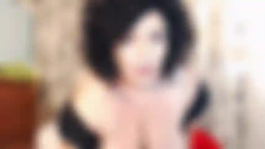 Strap-on pour les sous-garçons, les salopes gourmandes, les garçons sissy, etc. Topless te penchant. Pegging you. Je baise ta douce chatte de petit garçon :).